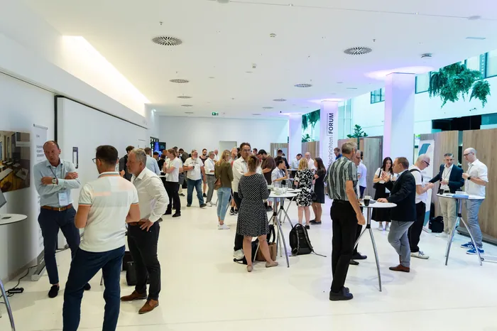 Exhibition hall filled with KI-Forum attendees