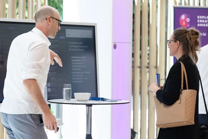 One-on-one networking conversation at KI-Forum