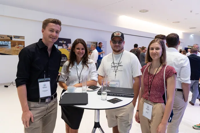 Young professionals networking at KI-Forum
