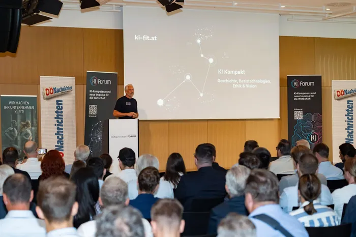 KI Kompakt presentation with engaged audience