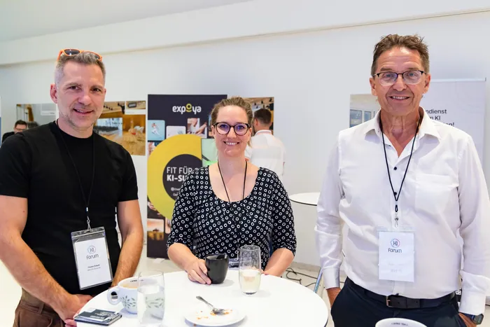 Networking at exposition booth with KI-Forum participants