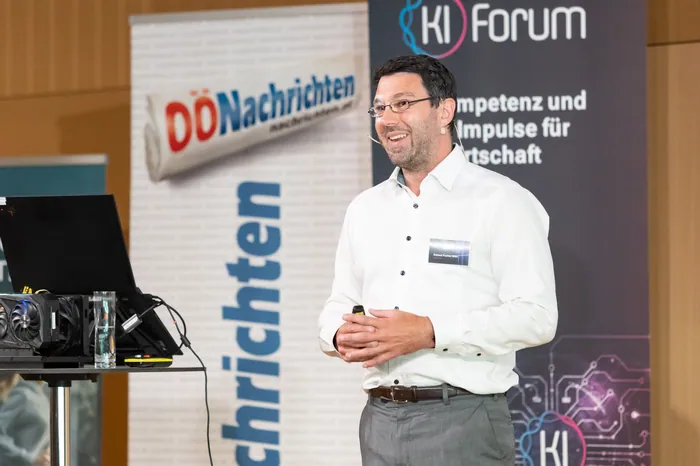 Expert presenter at KI-Forum with professional setup