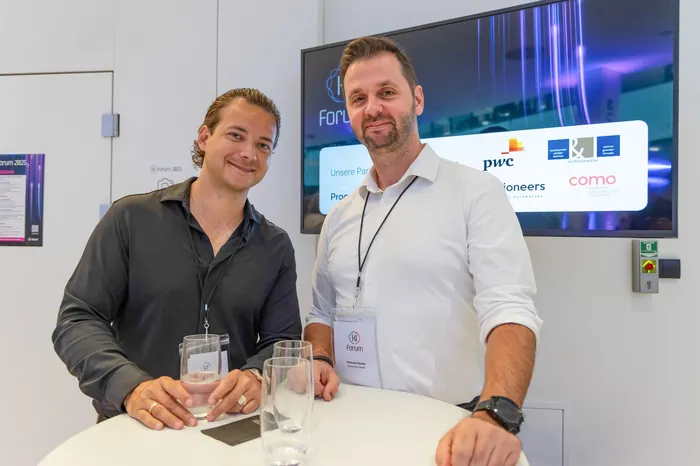 Business networking at KI-Forum event