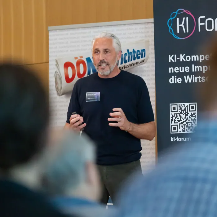 Expert speaker presenting at KI-Forum