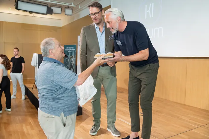 Award ceremony and networking moment at KI-Forum